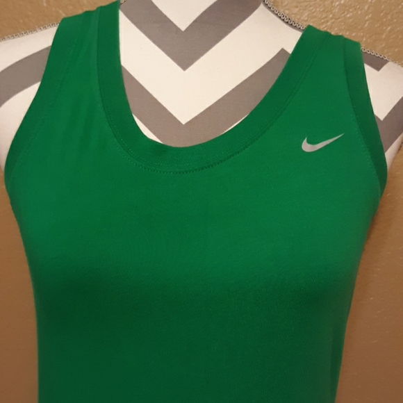 Nike workout top - Picture 2 of 4
